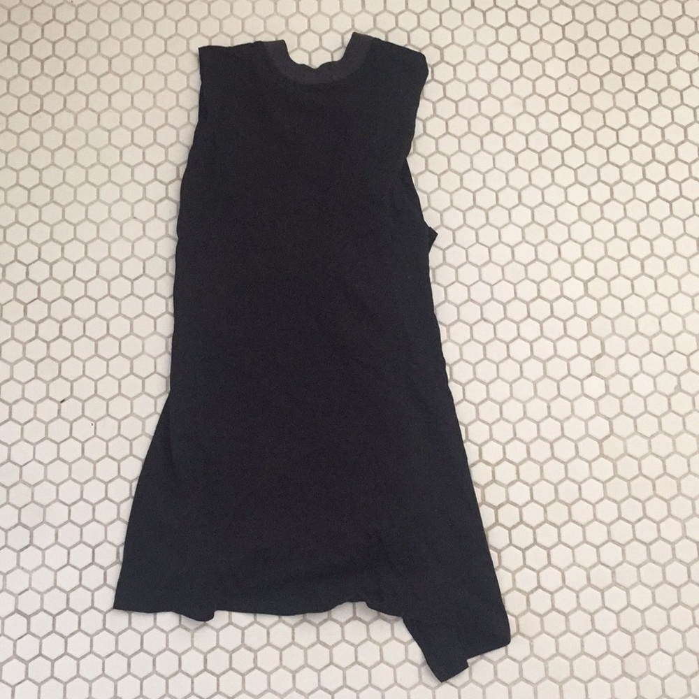 black apron back sleeveless shirt